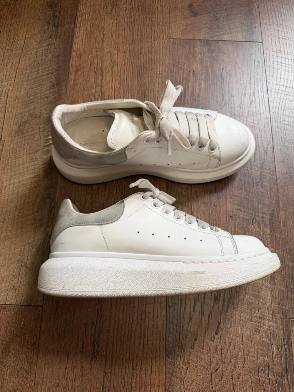 Alexander McQueen Cream Leather Low-Top Sneakers - Picture 3 of 10